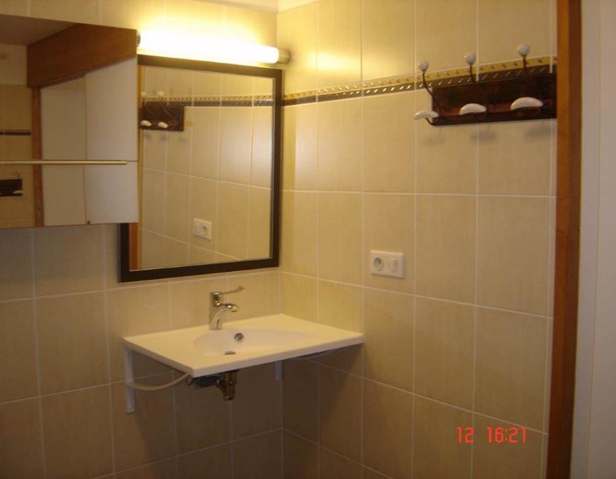 SALLE DE BAIN AU RDC ACCESSIBLE AUX PERSONNES A MOBILITE REDUITE